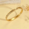 Brazalete minimalista de acero inoxidable chapado en oro con detalles de circonitas - Estilo de Circonita de Corte Mixto Dorada (TT0877)
