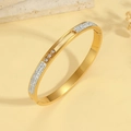 Elegante brazalete de acero de titanio dorado con pavé brillante y detalles de circón - Estilo de Pavé de Tres Piedras Deslizantes Doradas (TT0879)