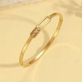Brazalete de acero de titanio dorado con tres piedras de circonita cúbica deslizantes - Estilo de Tres Piedras Deslizantes Doradas (TT0878)
