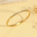 Primer plano de un brazalete dorado fino con circonitas y cierre de hebilla seguro - Estilo de Fila de Circonitas Incrustadas Doradas (TT0880)