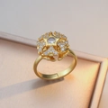 Eleganter goldener Ring mit Blumen-Cluster, rundem Zirkonia und funkelnden Blüten - Gestapelter Blumencluster-Stil (J0560)