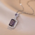Elegante Halskette mit lila rechteckigem Edelstein und Zirkonia-Halo auf Seidenstoff - Halskette / Lila
