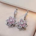 Ohrringe mit rosa Zirkonia-Blütenblättern in einer luxuriösen Box mit glitzerndem Silber-Finish - Blumenohrringe (E1509) / Rosa