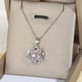 Blumenanhänger Halskette mit rosa Blütenblättern und weißem Zirkon in Seidenbox - Blumenhalskette (X1310) / Rosa