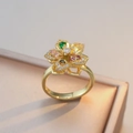 Exquisito anillo floral dorado con pétalos de circón multicolor y centro de cristal - Anillo Multicolor Dorado (J0803)