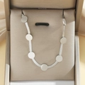 Detaillierte Makroansicht der silbernen Schlangenkette mit runden Anhängern in Geschenkbox - Silber Schlangenknochen Rundscheibe Stil (T0121)