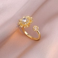 Verstellbarer goldener Sonnenblumenring mit Zirkonia-Steinen auf rosa Seidenstoff - J0320-sonnenblume