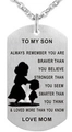 Detalle macro de la placa de acero cepillado con grabado de silueta de madre e hijo - Madre a Hijo