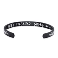 Vista dettagliata dell'incisione interna su un bracciale in acciaio inossidabile nero opaco - Forma a C / Nero