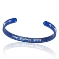 Bracciale rigido blu in acciaio con incisione Keep Fucking Going e dettaglio freccia - Forma a C (B820) / Blu