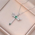 Collier libellule en argent avec pierres vertes et accents de zircon blanc - Argent/Émeraude