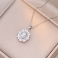 Collier pendentif floral avec centre en opale irisée et pétales en émail blanc - Style Argenté (X1539)