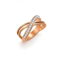 Elegante anillo cruzado de oro rosa con circonitas brillantes y banda de metal texturizado - US 6 / Rosa oro