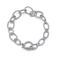 Detalle de pulsera de cadena de plata con cierre de barra y eslabones trenzados - Pulsera / Plateado