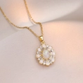 Collier fleur doré élégant avec centre opale et émail blanc posé sur soie - Style Doré (X1538)