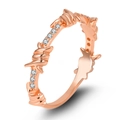 Anello minimalista a filo spinato in oro rosa con scintillanti cristalli bianchi - US 6 / Oro rosa