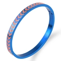 Dettaglio del bracciale in acciaio blu con motivo a freccia in smalto arancione e fibbia - Blu/Arancione