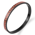 Bracciale moderno in acciaio al titanio nero con frecce in smalto arancione e cerniera - Nero/Arancione