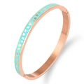 Vista detallada del brazalete de acero de titanio oro rosa con esmalte azul tiffany y cierre - Verde Rosa