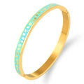 Vista detallada del cierre de acero dorado y la textura de esmalte azul del anillo - Dorado Verde