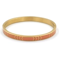Detalle de brazalete de acero inoxidable dorado con esmalte geométrico naranja - Dorado Naranja