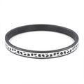 Détail d'un bracelet en acier inoxydable avec des pois émaillés noirs et blancs - Noir et Blanc
