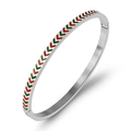 Dettaglio del bracciale in acciaio inossidabile con motivo a freccia in smalto - Argento/Rosso-Verde