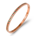 Dettaglio del bracciale in acciaio oro rosa con motivi a freccia in smalto rosso e verde - Oro Rosa/Rosso-Verde