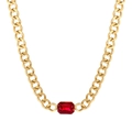Luxuriöse Goldkette mit großem rechteckigen roten Rubin-Anhänger auf weißem Hintergrund - Halskette / Rot