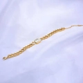 Detalle macro de la pulsera de eslabones cubanos dorados con una gran piedra rectangular - Pulsera / Blanco