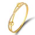 Brazalete de acero inoxidable dorado con números romanos, cristales pavé y diseño de doble hebra - Dorado