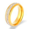 Anillo de moda de acero inoxidable dorado con doble fila de cristales y bordes texturizados - US 6 / Dorado y Piedra Blanca