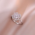 Silberner verstellbarer Ring mit rosa Zirkon-Blütenblättern auf rosa Satinhintergrund - Stahlfarbe Rosa Rotierender Ring (J0153)