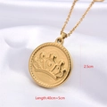 Makroaufnahme der goldenen Retro-Münzkette mit Kronenrelief und Größenabmessungen - Kronenrelief Gedrehter Rand (Stil 7 Gold)