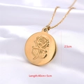 Detaillierte Makroansicht des goldenen Rosen-Relief-Anhängers auf weißem Satin - Rosenblumenrelief (Stil 8 Gold)