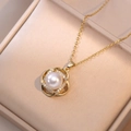 Elegante collar de titanio dorado con colgante de perla blanca y detalles de circonitas - X0181 Perla Hueca Geométrica