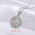 Collar con colgante de moneda de plata y perfil de Reina Isabel sobre fondo de seda blanca - Retrato de Perfil de Reina (Estilo 1 Platino)