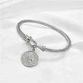 Dettaglio del bracciale a cavo in argento con ciondolo a moneta Regina Elisabetta II - Elisabetta II (Stile 12)