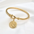 Dettaglio del bracciale a cavo dorato con ciondolo moneta Elizabeth II e chiusura a gancio - Elisabetta II (Stile 13)