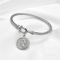 Detalle de una pulsera de cable en acero plateado con un colgante de moneda de Isabel II - Isabel II (Estilo 14) / Plateado