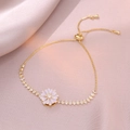 Gouden zonnebloem armband met paarse bloembladen, zirkoon en verstelbare schuifketting - Roterende Madeliefje Armband (TS0077)