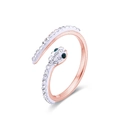 Elegante anillo de serpiente en oro rosa con pavé de diamantes y ojos de piedras verdes - US 6 / Rosa oro