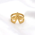 Anillo abierto minimalista de acero inoxidable dorado con doble V sobre seda blanca - US 7 / Dorado