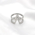 Anillo geométrico hueco en forma de V de plata pulida sobre fondo de seda blanca - US 6 / Color acero