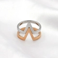 Anillo de acero inoxidable en forma de V bicolor en plata y oro rosa capas - US 7 / Oro Rosa y Acero