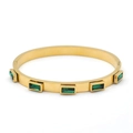 Brazalete dorado de acero inoxidable con cinco gemas verdes de corte rectangular fino - Estilo Esmeralda / Dorado Verde