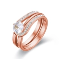 Elegante anillo apilable de acero de titanio oro rosa con cristal blanco redondo central - US 6 / Oro Rosa con Piedra Clara