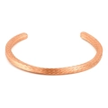 Detalle macro del brazalete abierto en oro rosa con textura geométrica de espiga fina - Patrón de Espiga (2) / Rosa oro