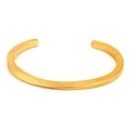 Dettaglio di un bracciale rigido in acciaio dorato con texture a trama diagonale - Trama a tratteggio incrociato (9)