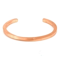 Dettaglio macro del bracciale a polsino in acciaio rosa con incisioni geometriche - Modello a simboli geometrici (11)